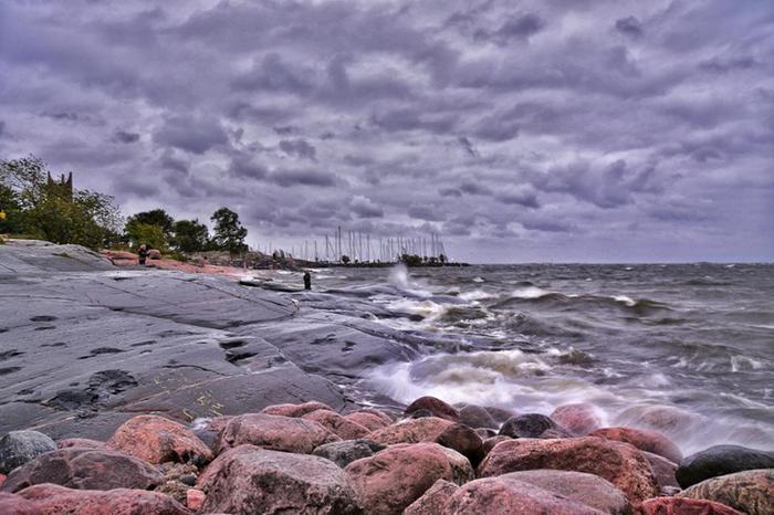 Syysmyrskyn yhteydessä myrskyaallokkoa Helsingin edustalla Eiranrannassa